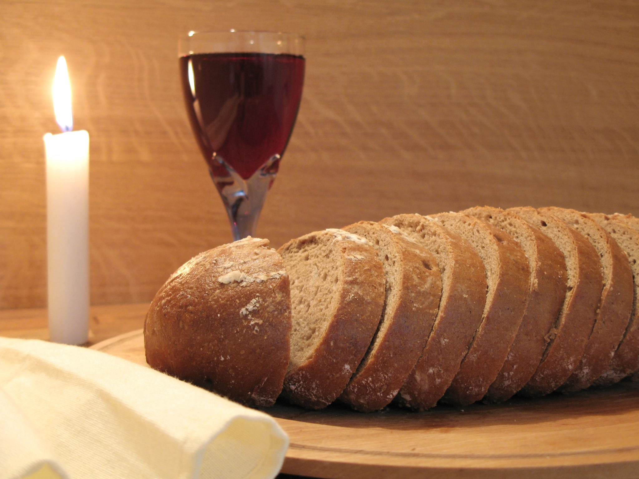 O corpo e o sangue de Cristo, representados por pão e vinho é exemplo conhecido do relacionamento estreito entre comida e religião